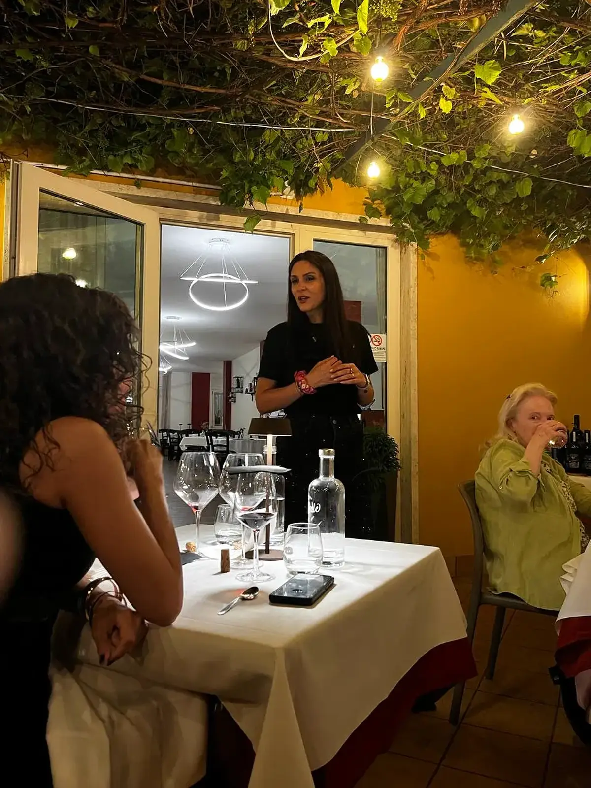 Alice racconta la storia della Cantina Piccoli agli ospiti