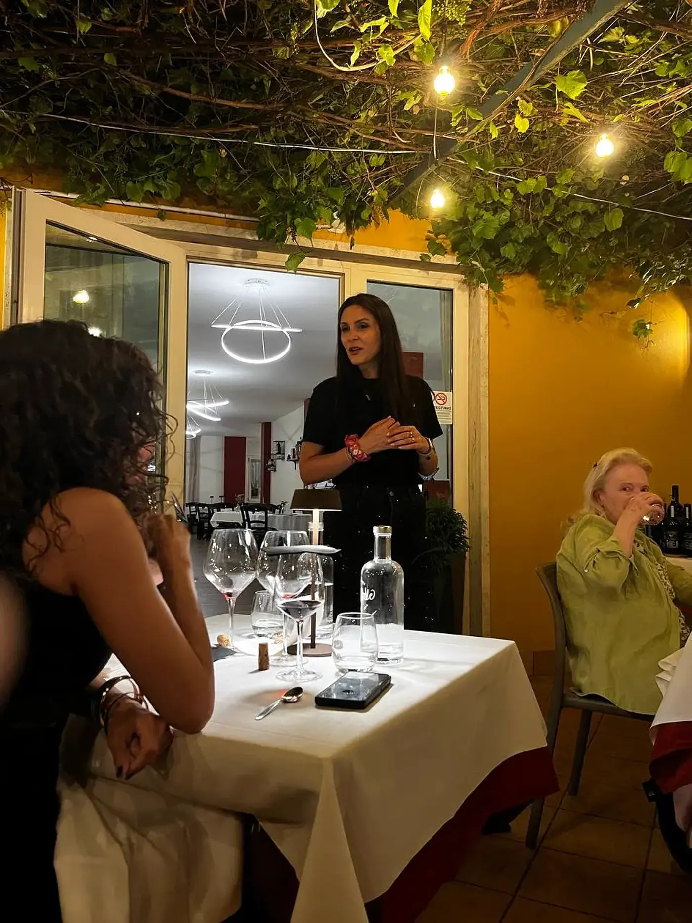 Alice racconta la storia della Cantina Piccoli agli ospiti