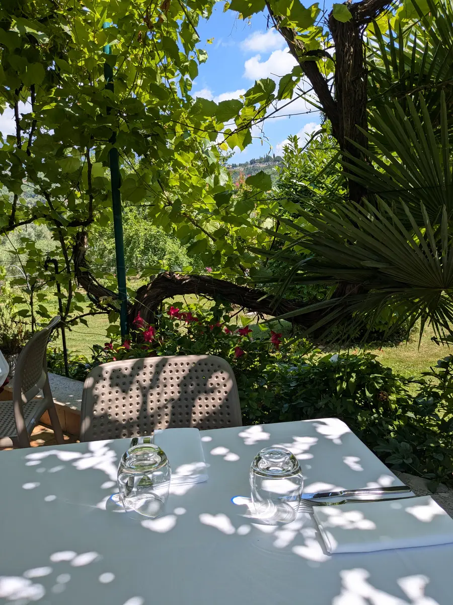 Ristorante Le Rasole a Garda immerso nel verde