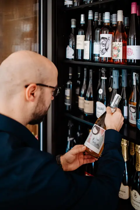 Scelta di una bottiglia dalla carta vini del Ristorante Le Rasole