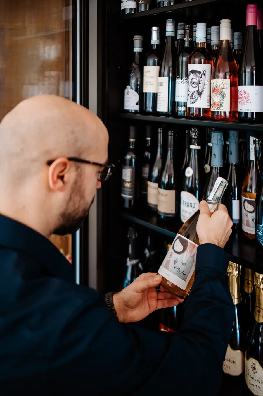 Scelta di una bottiglia dalla carta vini del Ristorante Le Rasole