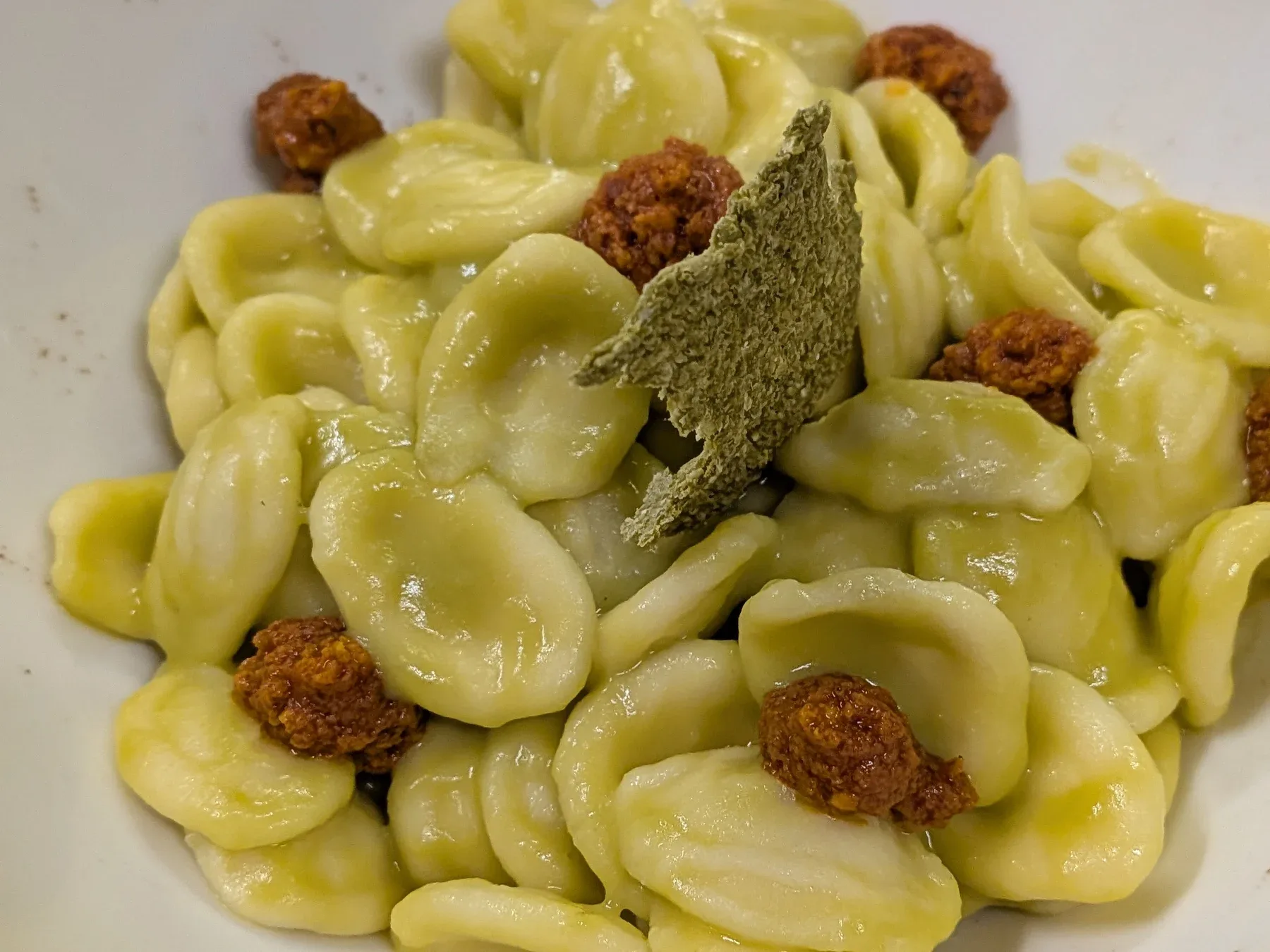 Orecchiette mit Erbsen und rotem Pesto