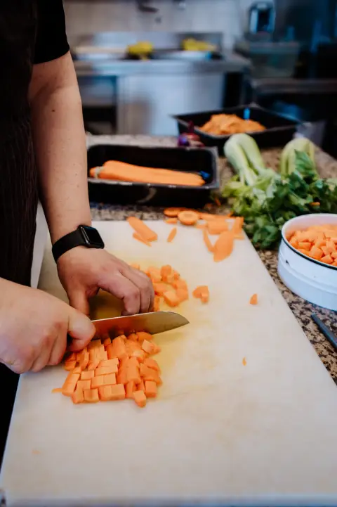 Ingredienti di stagione preparati nella cucina di Le Rasole