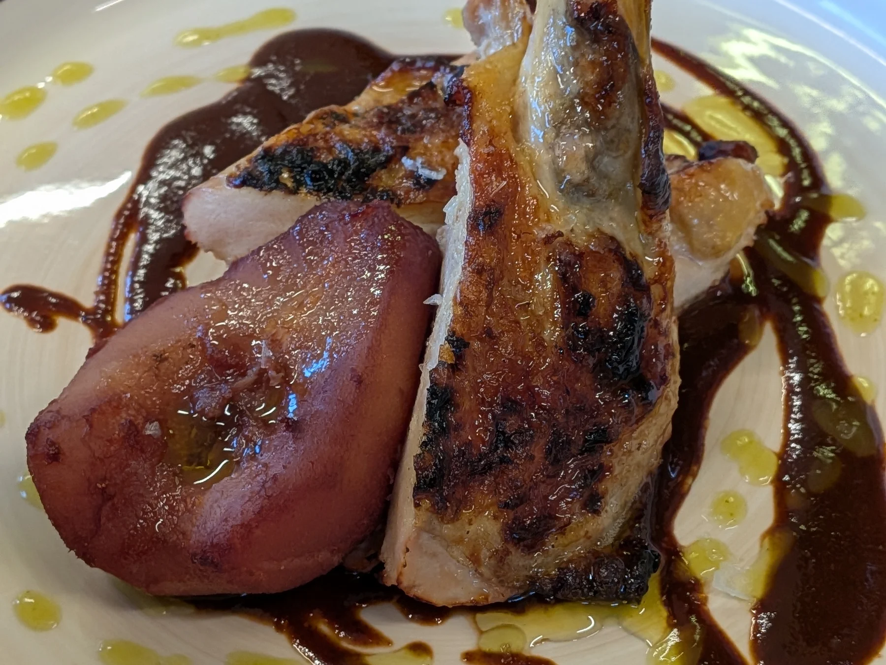 Faraona alle braci con pera al vino Valpolicella e salsa BBQ al cioccolato