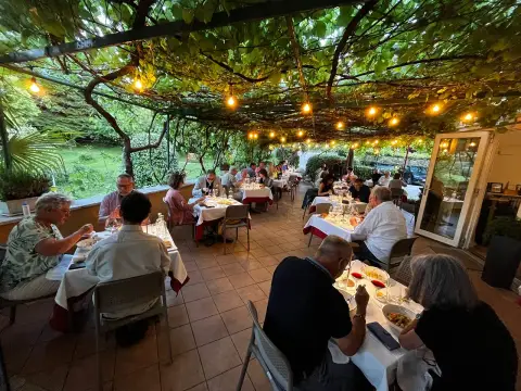 La cena A tavola con Piccoli sotto il pergolato di Le Rasole