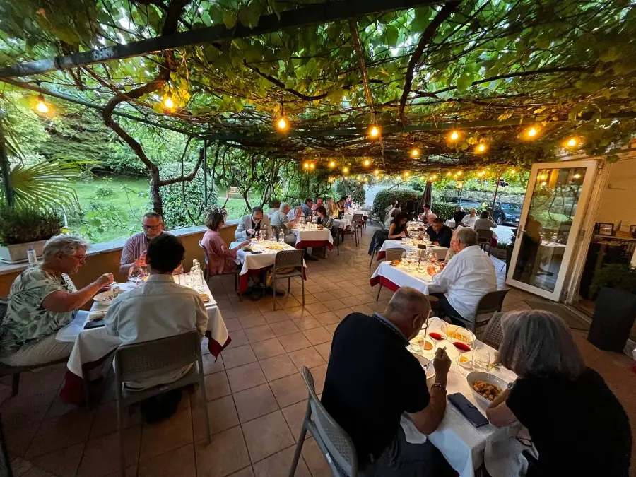 La cena A tavola con Piccoli sotto il pergolato di Le Rasole