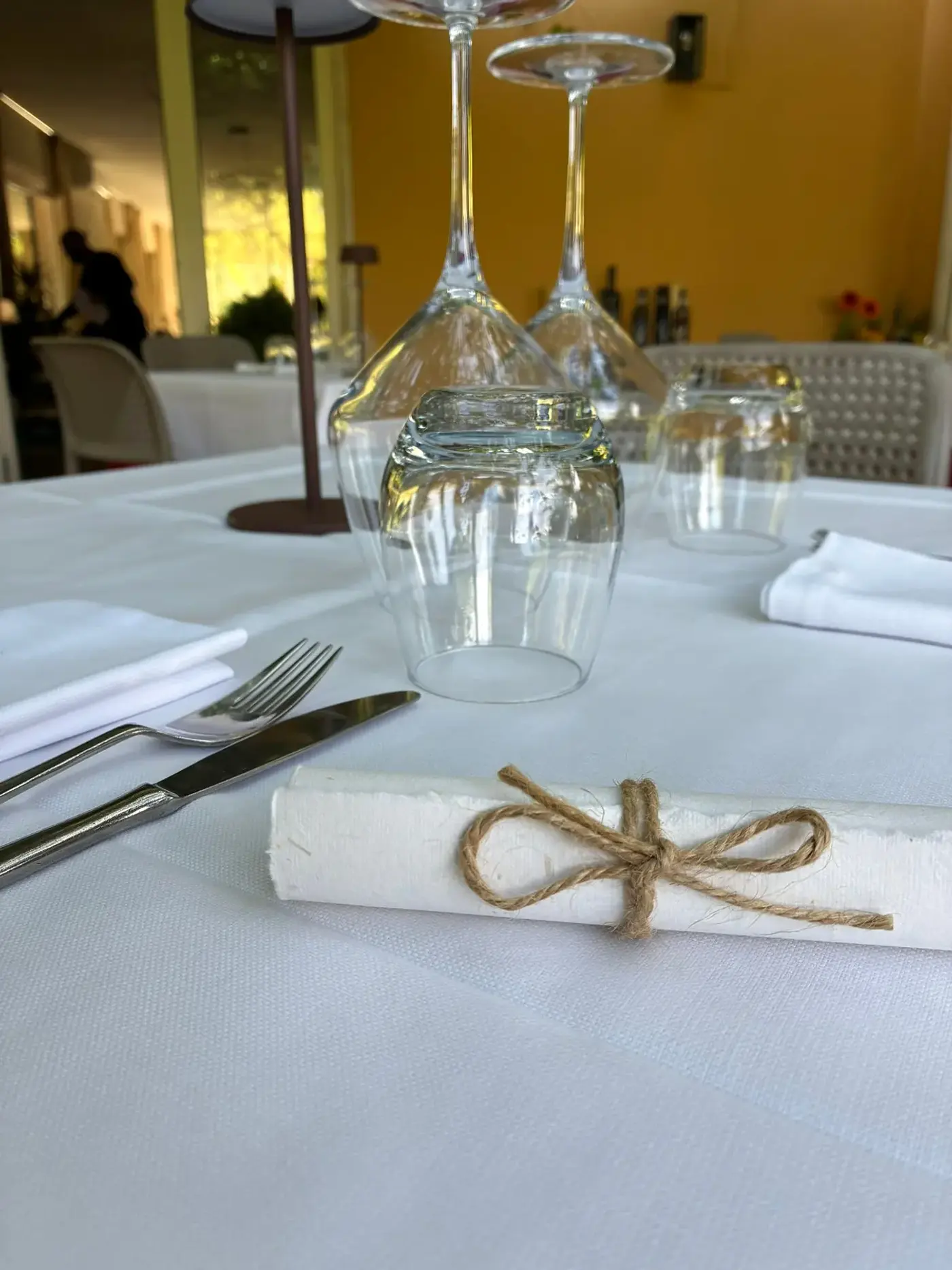 Il tavolo preparato per la cena con Piccoli