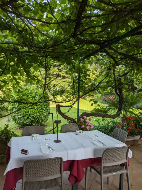 Table set under the pergola at Le Rasole