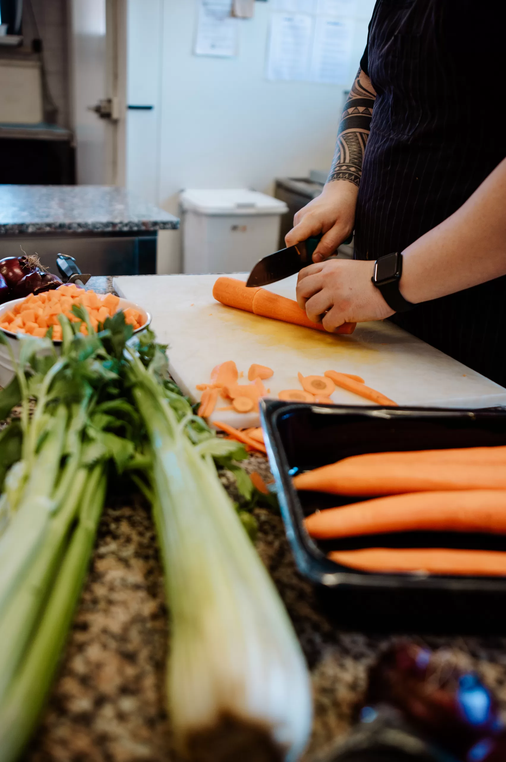 Preparazione in cucina al Ristorante Le Rasole