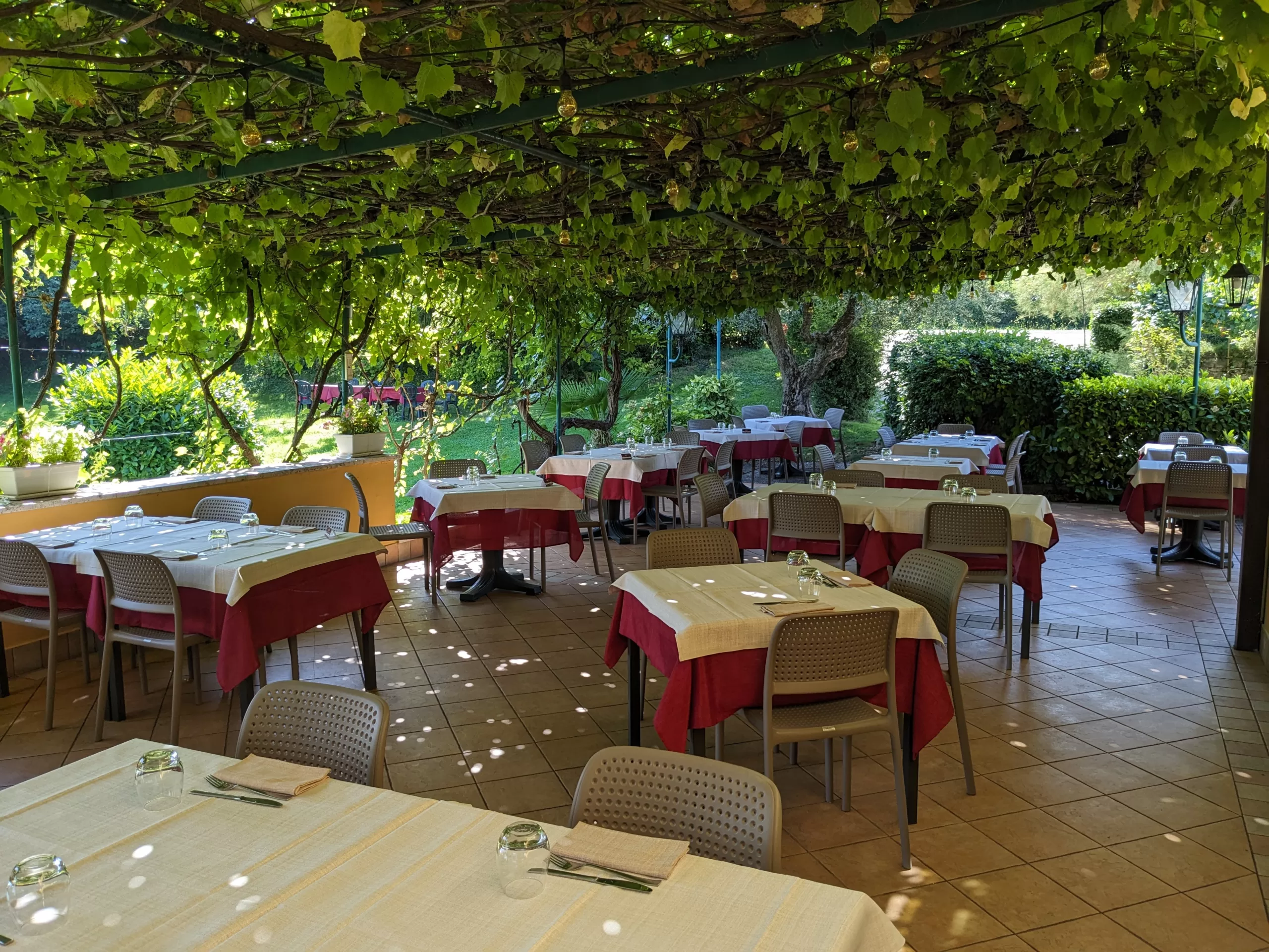 Il pergolato esterno del Ristorante Le Rasole