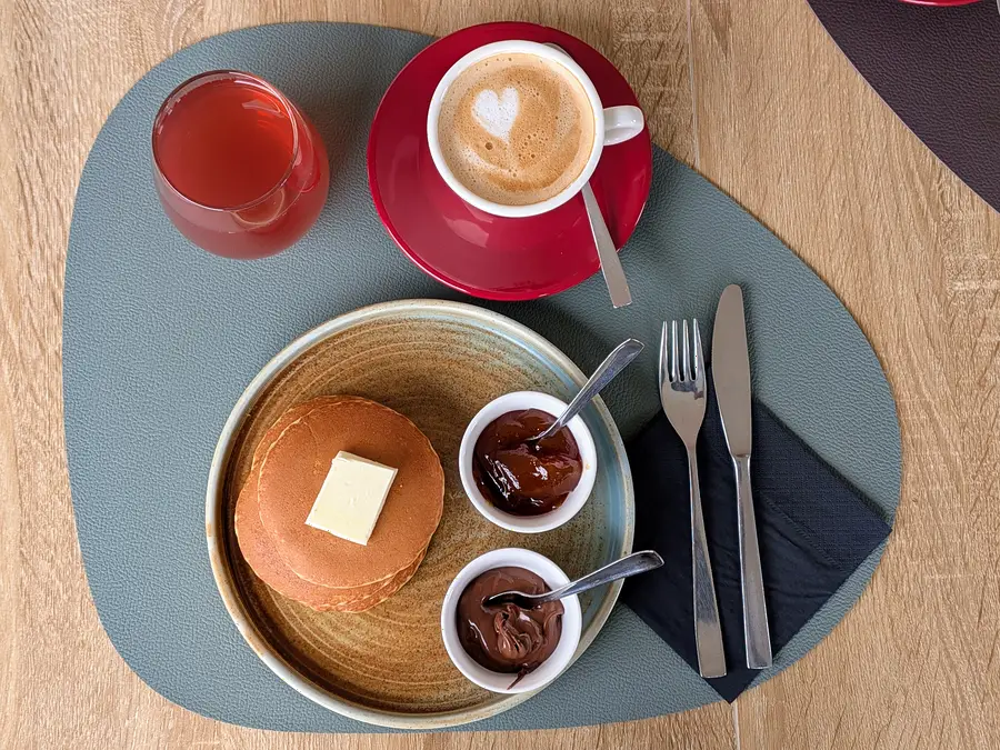 Pancake con confettura e cappuccino per la colazione a Le Rasole