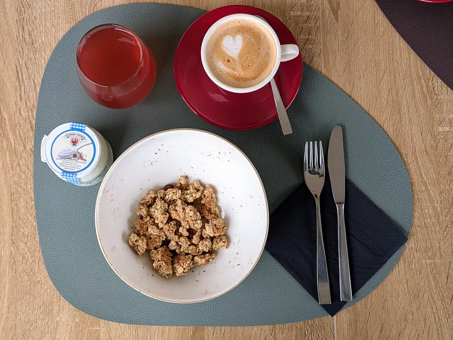 Toast salato con cappuccino e succo per la colazione